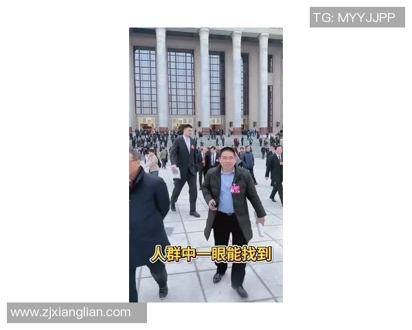 姚明地铁低头瞬间引发热议网友纷纷点赞巨人谦逊态度令人感动