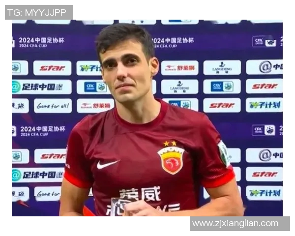 57岁足球明星重返赛场展现传奇风采引发球迷热议 57岁足球明星重返赛场展现传奇风采引发球迷热议