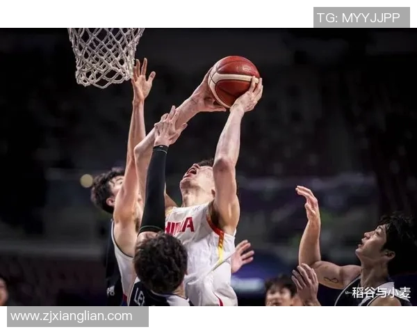 篮球明星高悬于篮框之上展现惊人弹跳力与运动魅力的瞬间