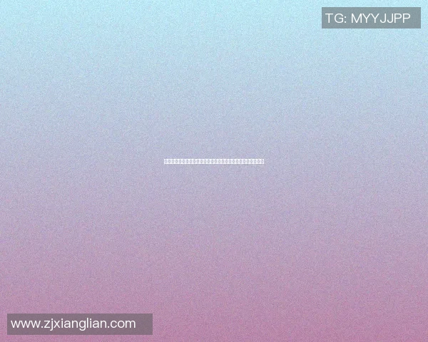 篮球明星小卡在球场上摆拍展现个人魅力与运动风采的精彩瞬间